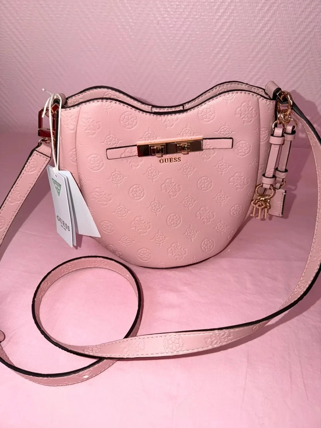 Sac à bandoulière guess jamais servie rose